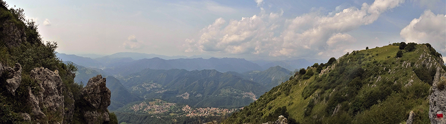 Dall'anticima vista sulla Val Serina e verso la cima del Suchello